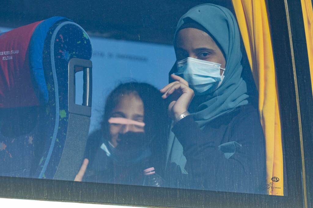 Migranti, sbarco 28 profughi a Ravenna 25-09-2023