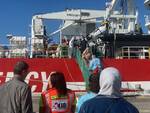 Porto Corsini. Sbarco migranti dalla Life support di Emergency 