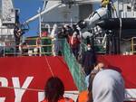 Porto Corsini. Sbarco migranti dalla Life support di Emergency 