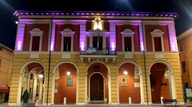 Il Palazzo del Municipio di Massa Lombarda s'illumina