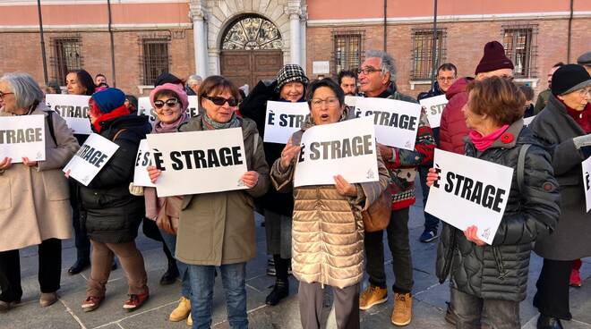 Ravenna. Flash mob della Casa delle Donne in Piazza del Popolo contro la strage di donne