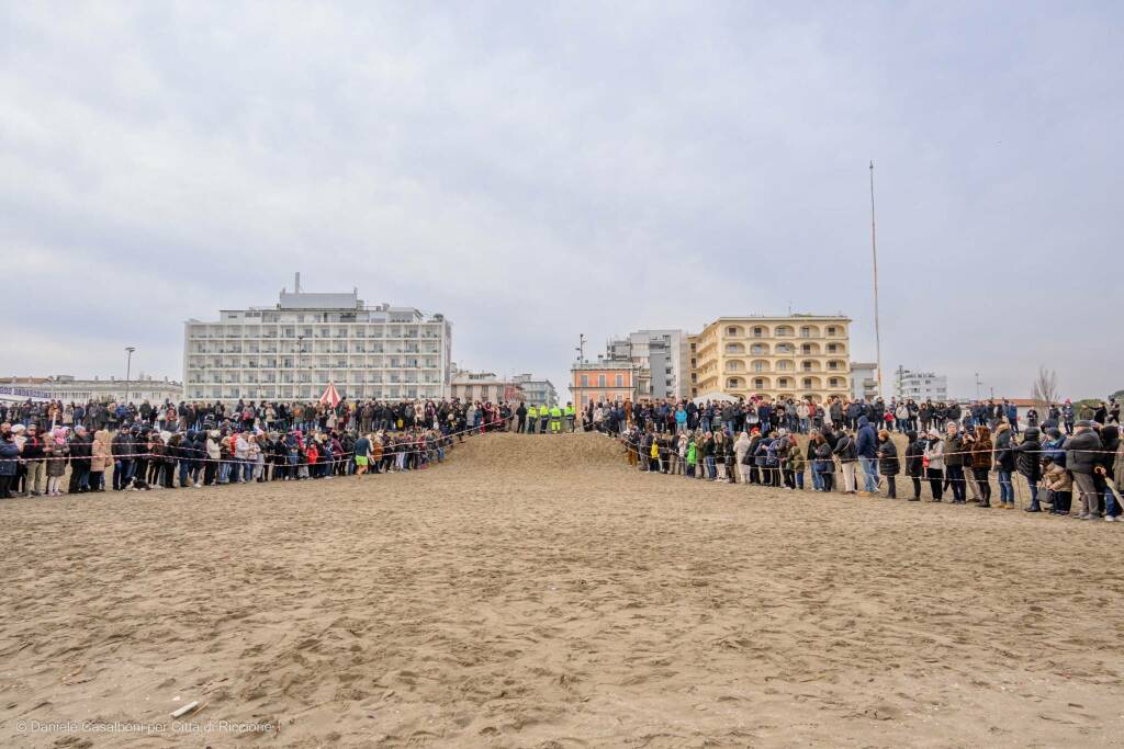 Capodanno a Riccione: oltre cento si tuffano in mare. Migliaia in piazza