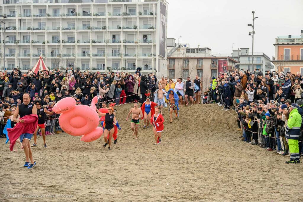 Capodanno a Riccione: oltre cento si tuffano in mare. Migliaia in piazza