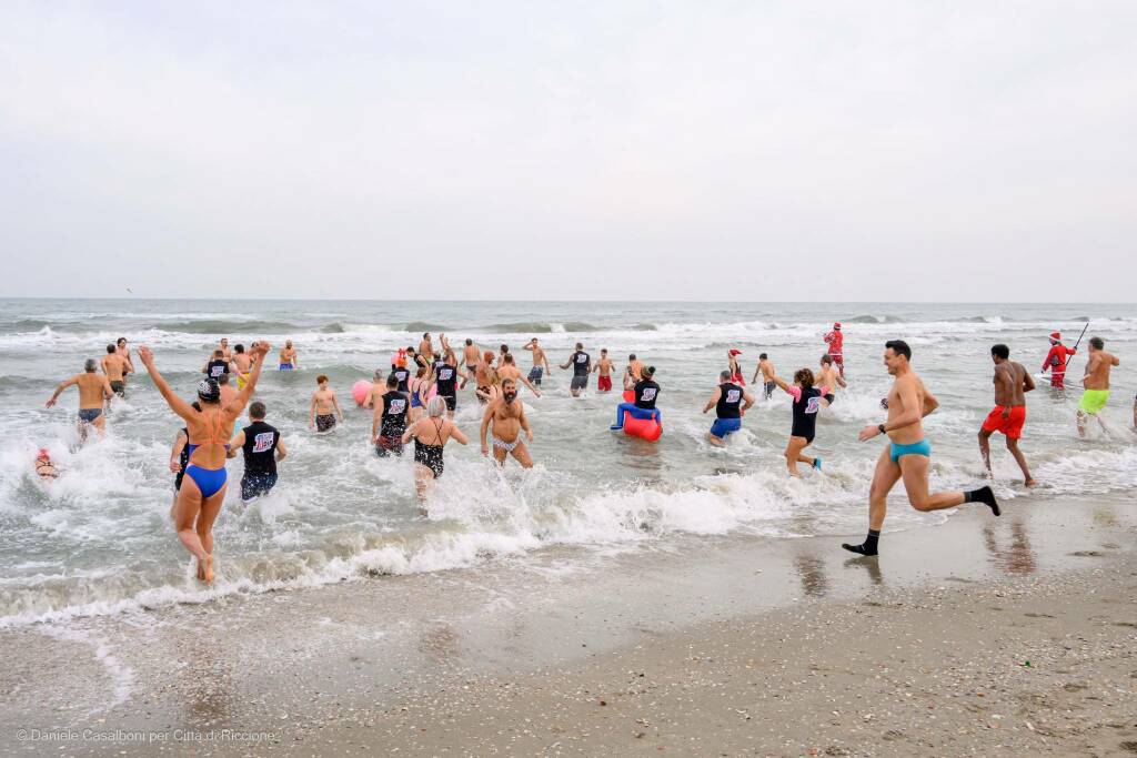 Capodanno a Riccione: oltre cento si tuffano in mare. Migliaia in piazza