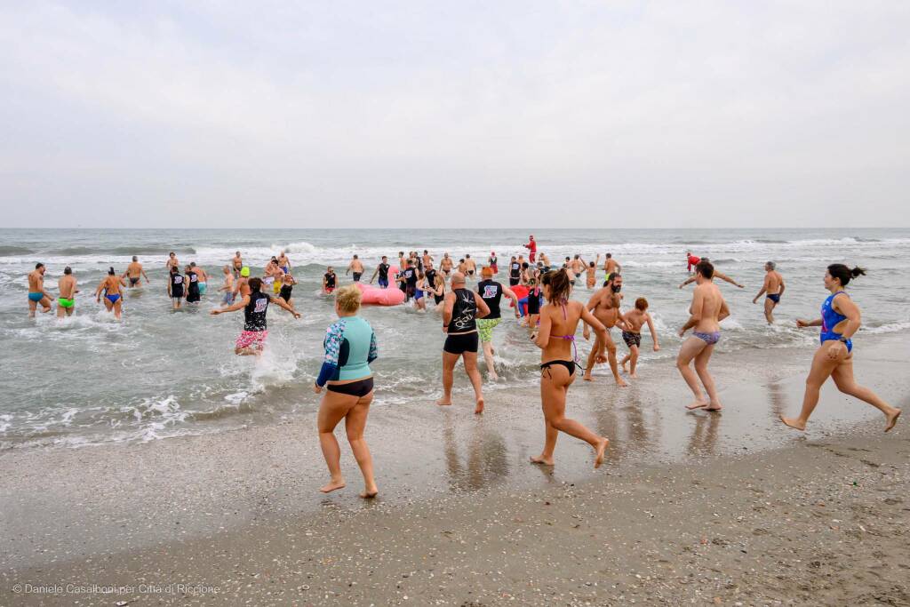 Capodanno a Riccione: oltre cento si tuffano in mare. Migliaia in piazza