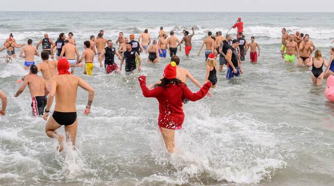 Capodanno a Riccione: oltre cento si tuffano in mare. Migliaia in piazza