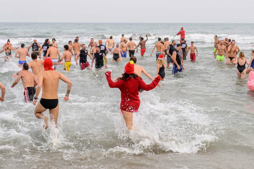 Capodanno a Riccione: oltre cento si tuffano in mare. Migliaia in piazza