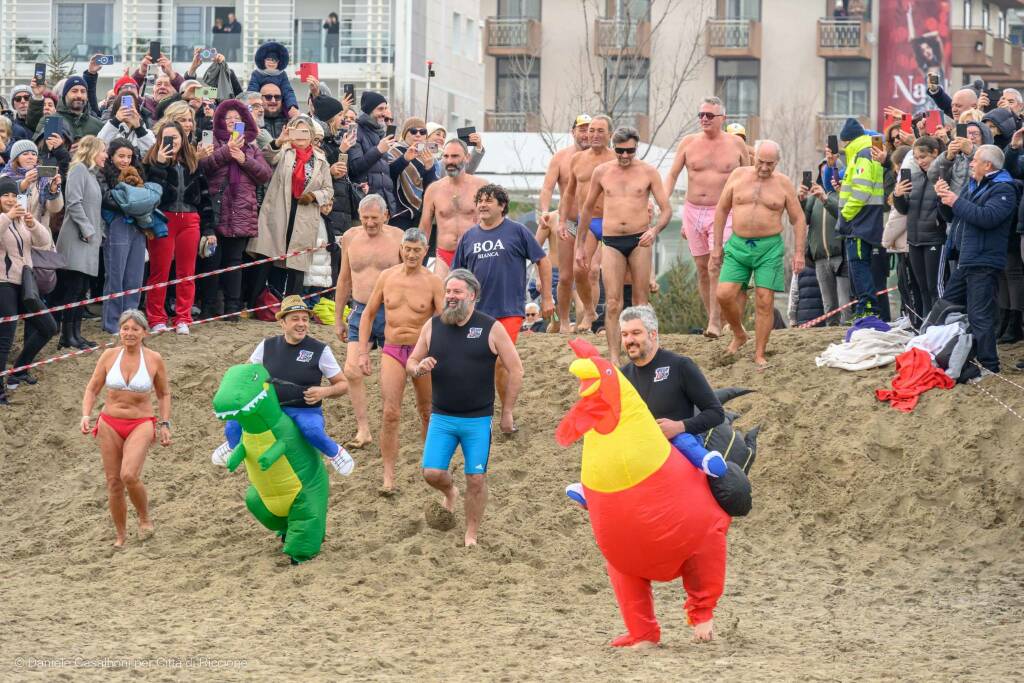 Capodanno a Riccione: oltre cento si tuffano in mare. Migliaia in piazza