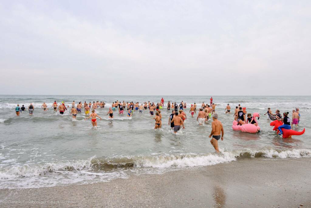 Capodanno a Riccione: oltre cento si tuffano in mare. Migliaia in piazza