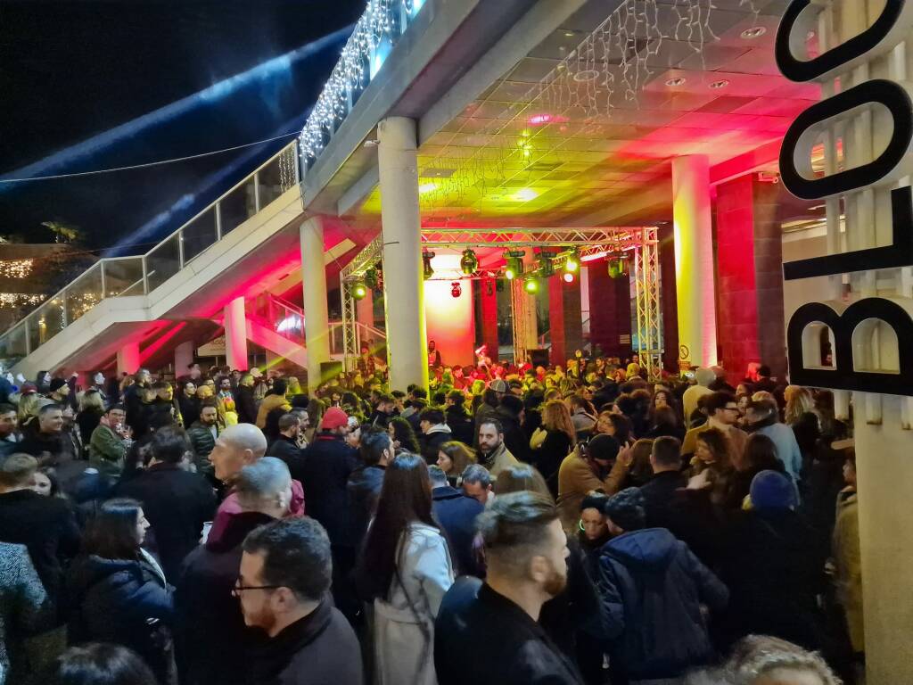 Capodanno a Riccione: oltre cento si tuffano in mare. Migliaia in piazza