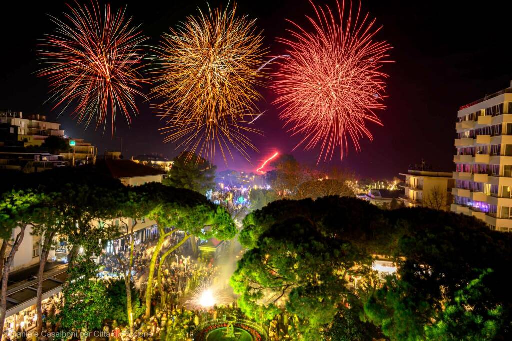 Capodanno a Riccione: oltre cento si tuffano in mare. Migliaia in piazza