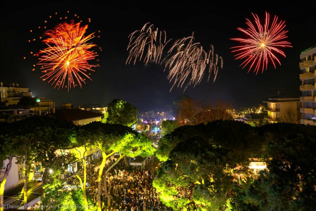 Capodanno a Riccione: oltre cento si tuffano in mare. Migliaia in piazza