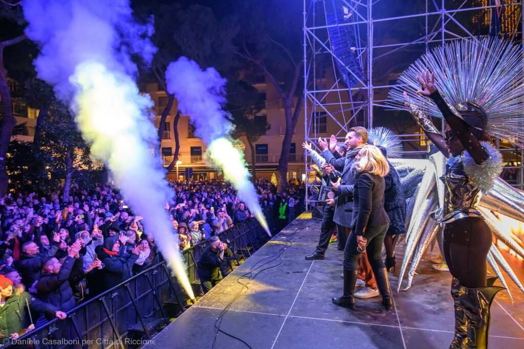 Capodanno a Riccione: oltre cento si tuffano in mare. Migliaia in piazza