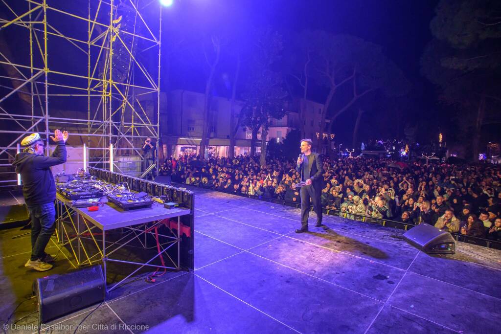 Capodanno a Riccione: oltre cento si tuffano in mare. Migliaia in piazza