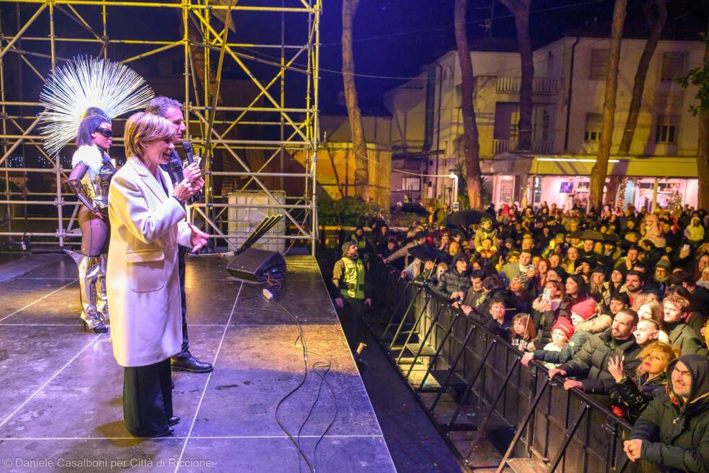 Capodanno a Riccione: oltre cento si tuffano in mare. Migliaia in piazza