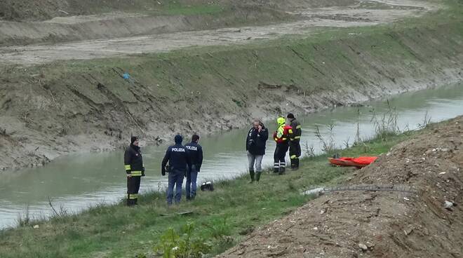 Un uomo morto ritrovato nel Lamone a Faenza. Ignota l'identità della  vittima, si ipotizza un malore 