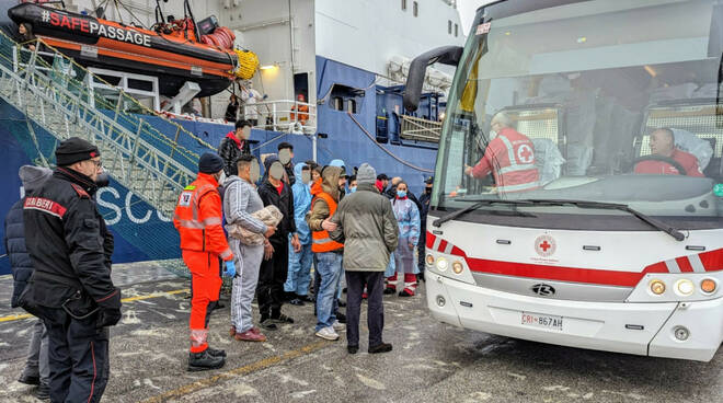 migranti sbarco geo barents 10-02-2024