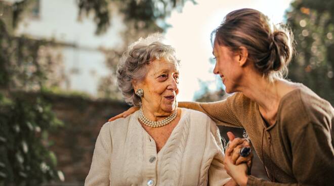 assistenza agli anziani; famiglia, signora anziana 