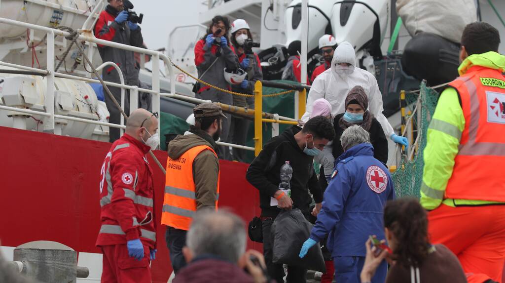 migranti sbarco Ravenna