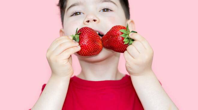 fragola, frutta, bambini, alimentazione