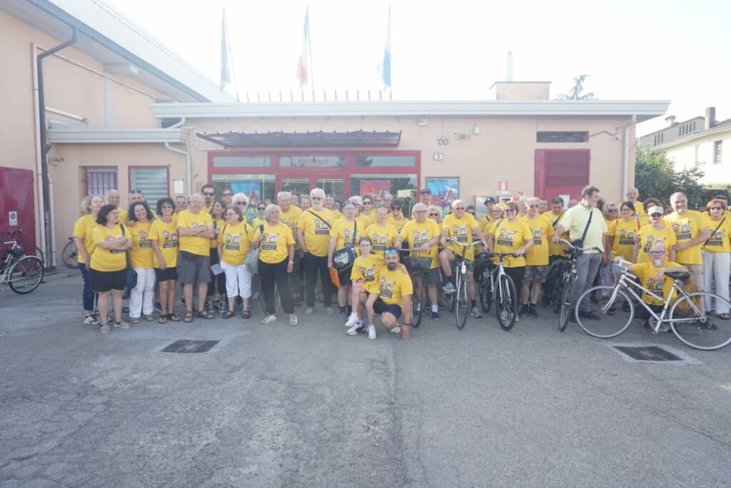 Gli alluvionati arrabbiati di Faenza protestano durante il Tour de France