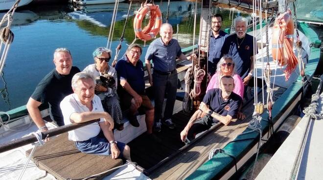 Il nuovo Consiglio direttivo del Circolo Pescatori di Cervia a bordo della Maria, con al timone il nuovo presidente Gastone Guerrini