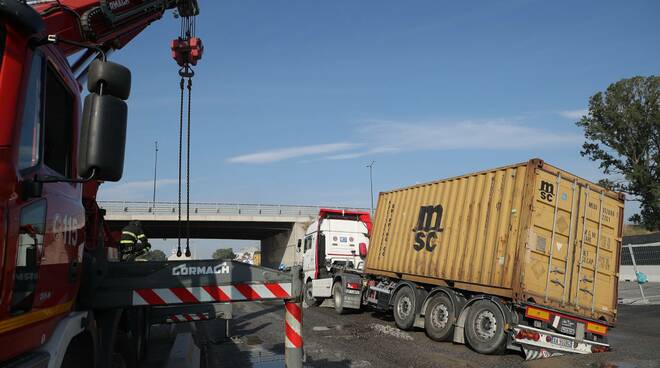 Classicana. Cede il manto stradale. Rimorchio di un camion rimane intrappolato.