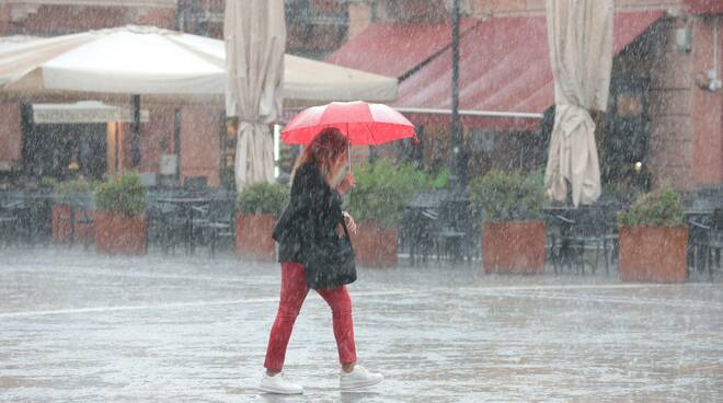 pioggia, temporale, ombrello, acqua a catinelle