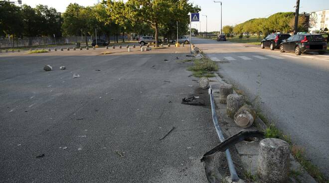 Ravenna. Ruba auto e crea devastazione nel piazzale del pala De Andrè