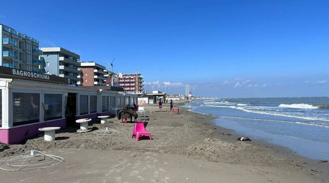 La spiaggia di Cesenatico colpita dal maltempo