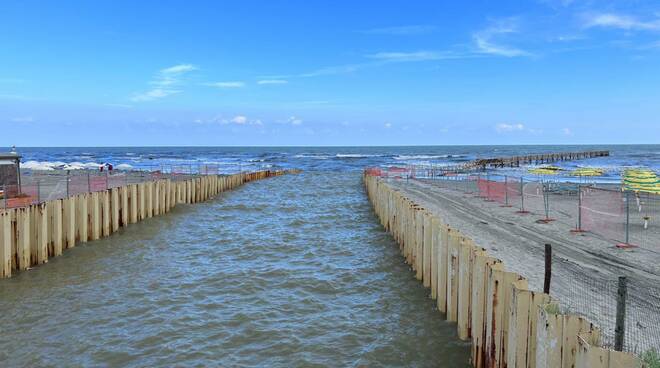 La spiaggia di Cesenatico colpita dal maltempo