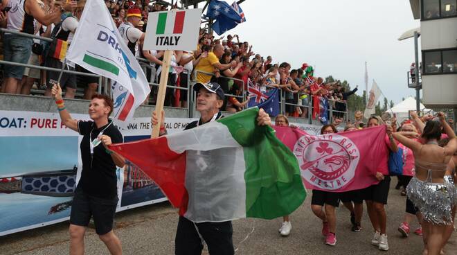 Ravenna. Grande festa per la sfilata inaugurale del 14° campionato mondiale per club di dragon boat